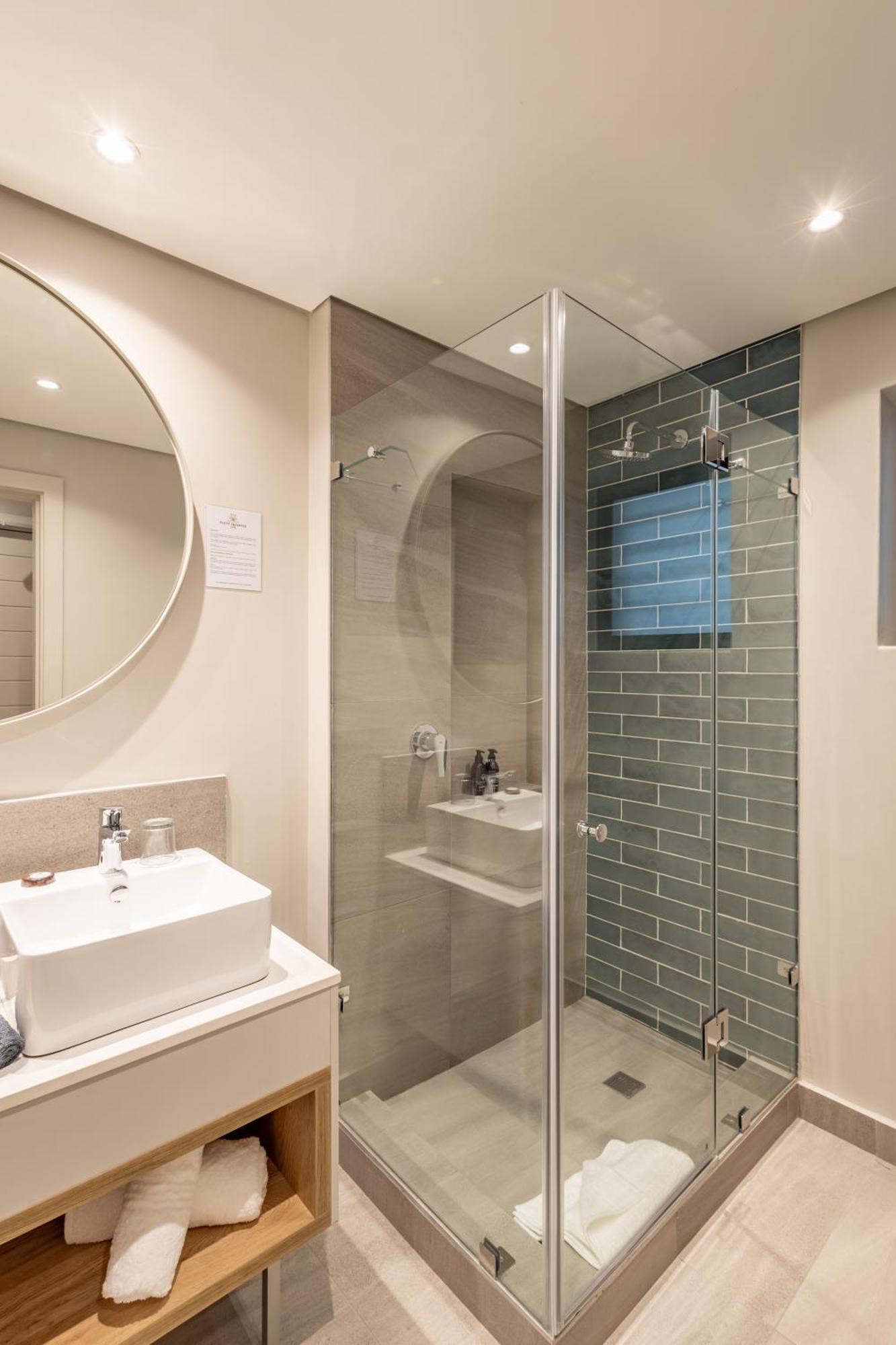 Plett Quarter Hotel - Lion Roars Hotels & Lodges 普勒滕贝格湾 外观 照片